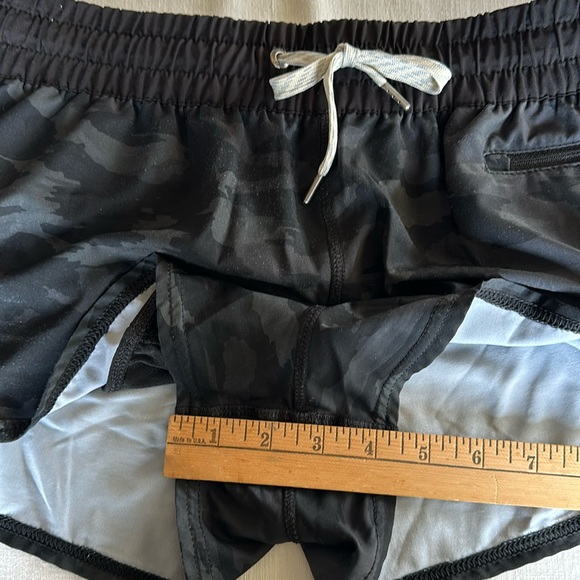 Vuori Clementine Short S Black Watercolor Camo - Picture 8 of 10